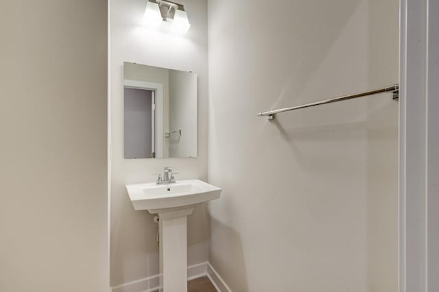 bathroom featuring a sink and baseboards