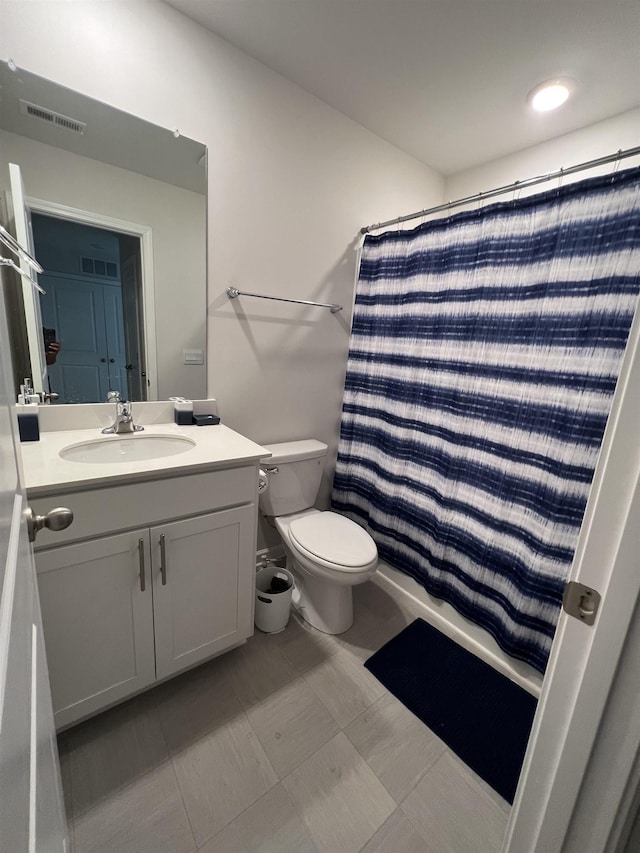 bathroom featuring visible vents, toilet, curtained shower, and vanity