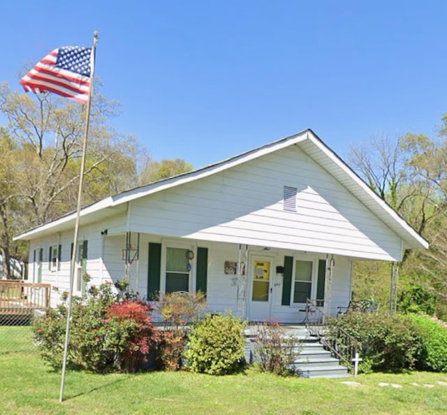 view of front of property featuring a porch and a front lawn