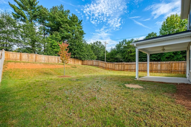 view of yard featuring a fenced backyard and ceiling fan