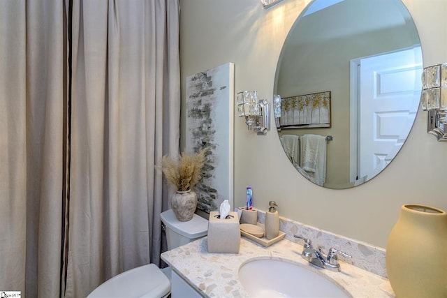 full bath featuring vanity, toilet, and a shower with curtain