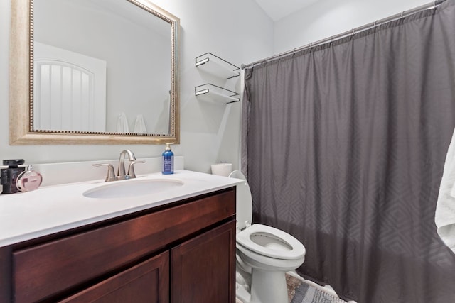 bathroom with toilet, a shower with curtain, and vanity