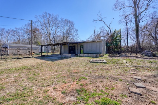 view of front of home with dirt driveway