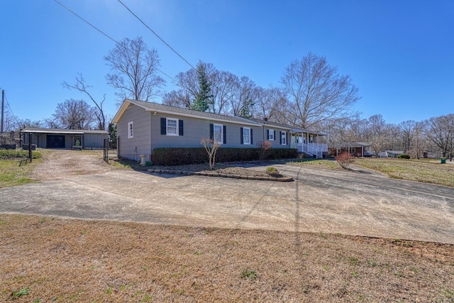 view of front of property with driveway