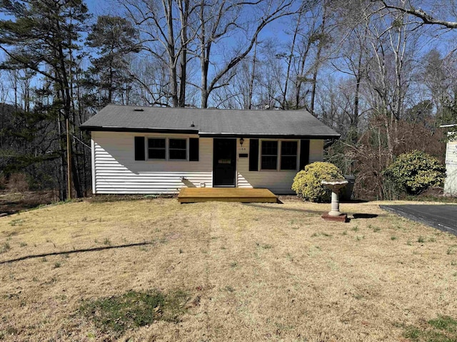 single story home featuring a front yard