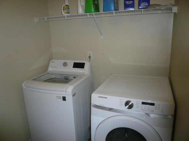 laundry room with laundry area and washing machine and dryer