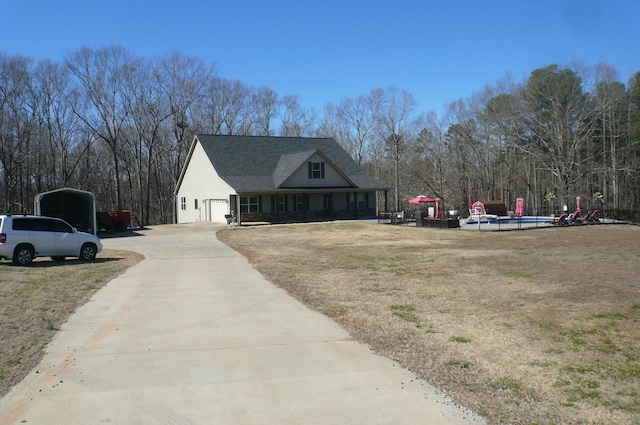 view of front of property with driveway and a front yard