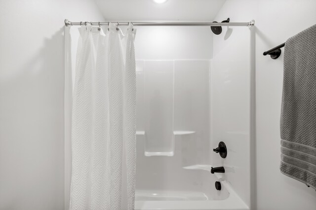 bathroom with shower / tub combo with curtain