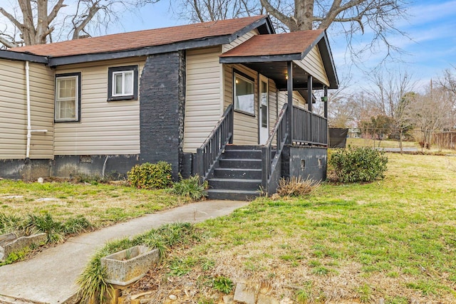 view of front facade featuring crawl space, a porch, and a front yard