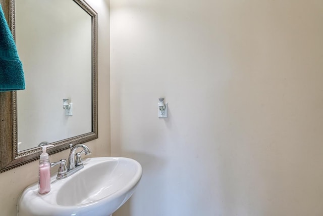 bathroom featuring a sink