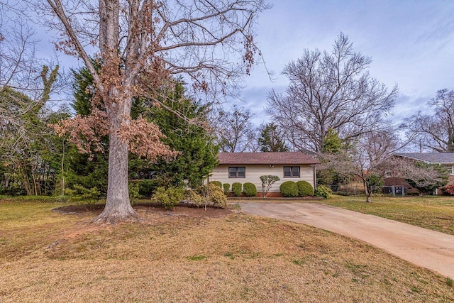 view of front of home featuring driveway and a front lawn