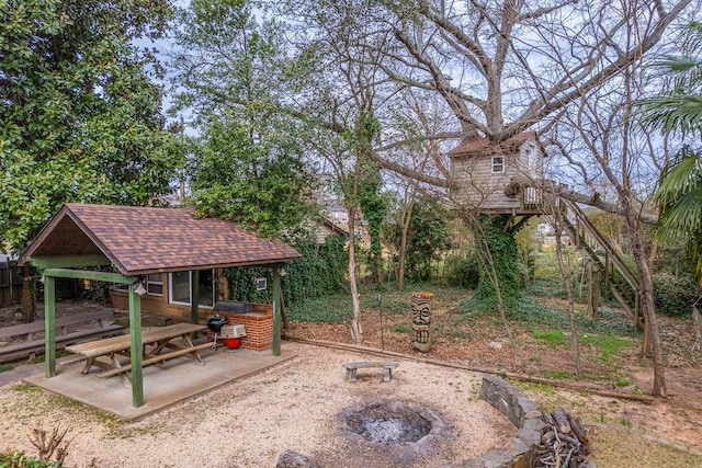 view of yard featuring an outdoor structure and a patio area