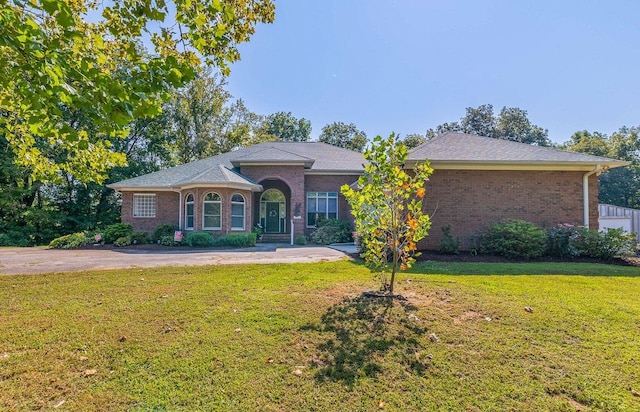 view of front of home featuring brick siding and a front lawn