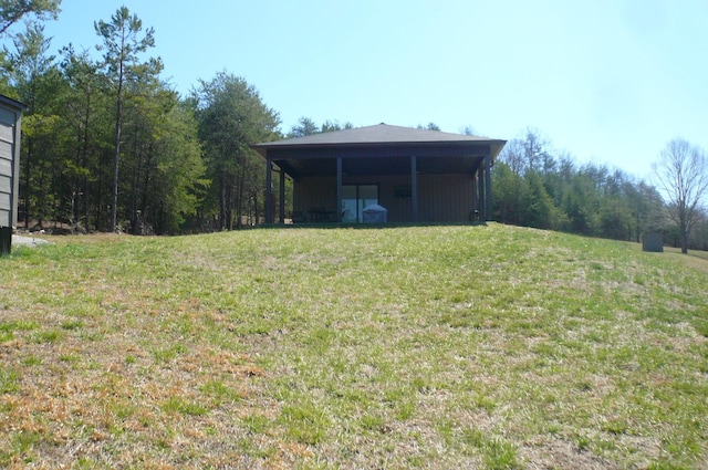 view of yard with a pole building