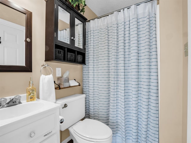 full bath with vanity, toilet, a shower with curtain, and a textured ceiling