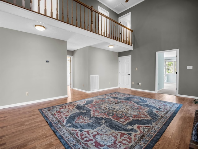 living room with visible vents, wood finished floors, and baseboards