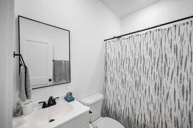 full bath with vanity, toilet, and a shower with curtain