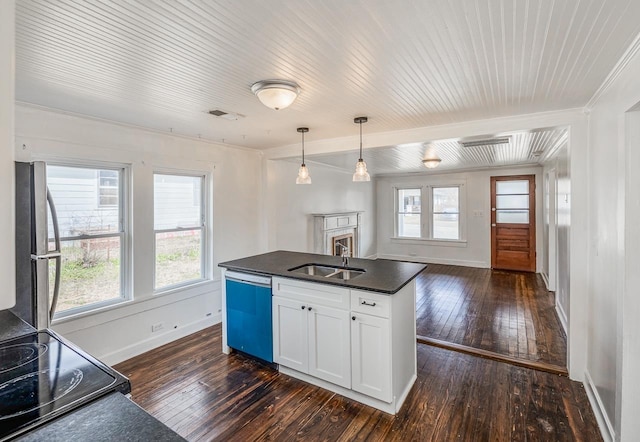 kitchen featuring a sink, dark countertops, freestanding refrigerator, crown molding, and dishwasher