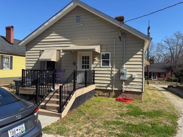 view of front facade featuring a front yard