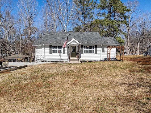 view of front facade featuring entry steps, a front lawn, and roof with shingles