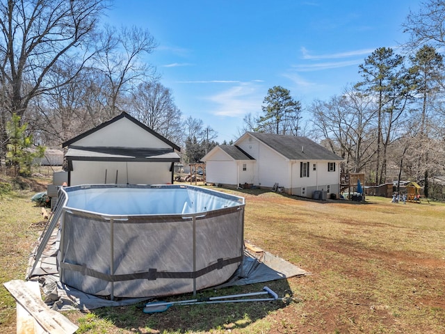 view of swimming pool featuring an empty pool and a yard