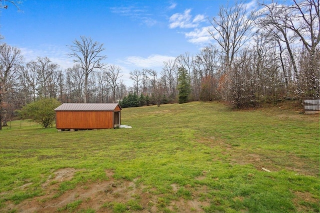 view of yard with an outbuilding