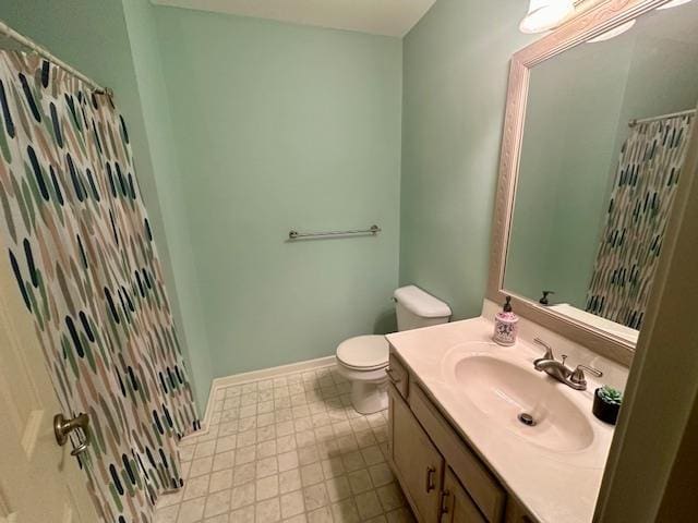 full bath with curtained shower, toilet, vanity, and baseboards