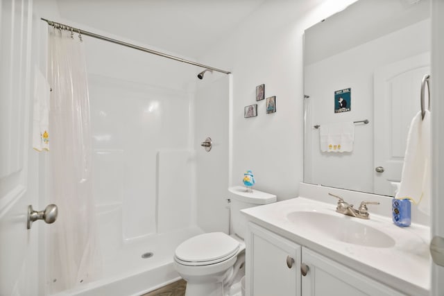 full bath with a shower with curtain, vanity, and toilet