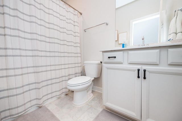 full bath with vanity, toilet, and a shower with curtain