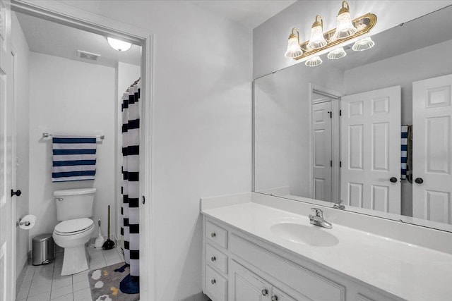 full bath featuring tile patterned flooring, visible vents, a chandelier, toilet, and vanity