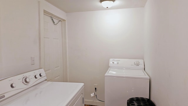 laundry area with laundry area and independent washer and dryer