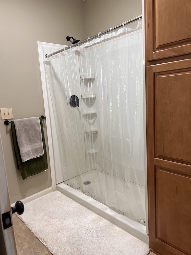 bathroom featuring a shower with shower curtain