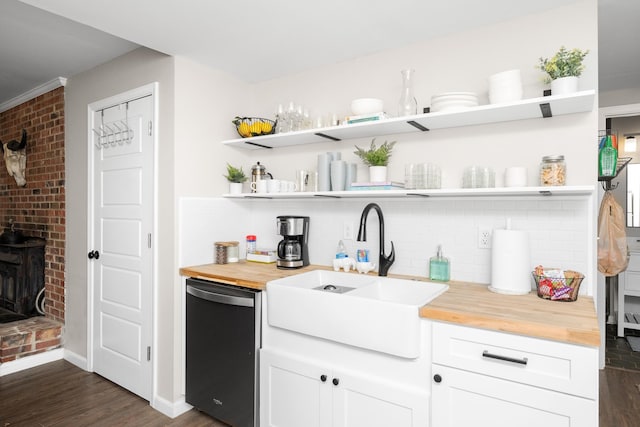 bar with baseboards, backsplash, a sink, dark wood-style floors, and dishwashing machine