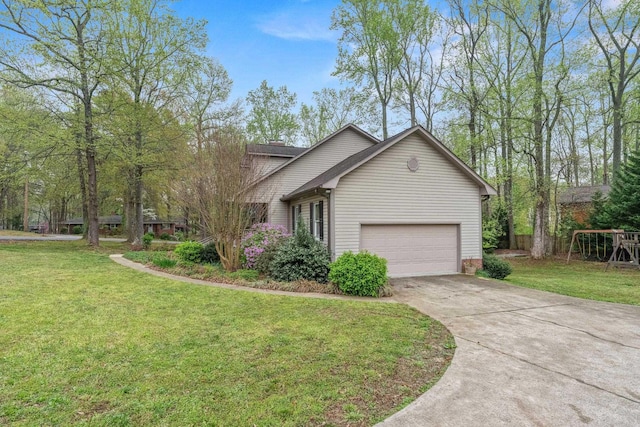 view of front of home featuring driveway, a garage, roof with shingles, and a front yard