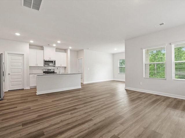 217 Merriweather, Spartanburg, SC 29301 - unfurnished living room featuring wood finished floors, recessed lighting, baseboards, and a sink