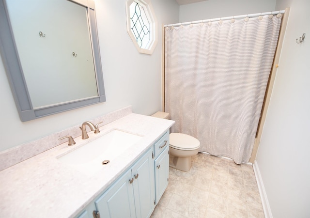 full bath featuring toilet, vanity, and a shower with curtain