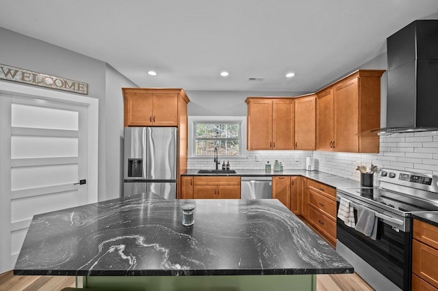 kitchen with a sink, tasteful backsplash, a spacious island, visible vents, and appliances with stainless steel finishes
