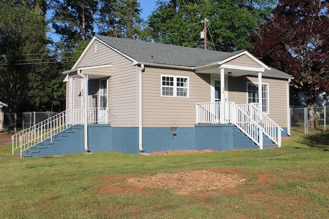 view of front facade featuring fence, crawl space, a shingled roof, and a front lawn
