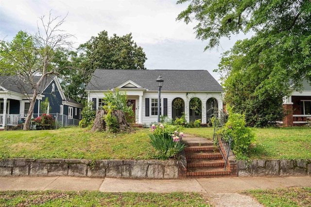 view of front facade featuring a front lawn