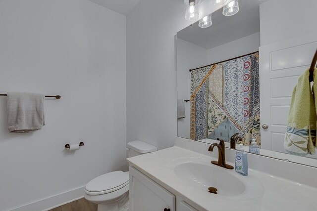 full bath with vanity, toilet, and a shower with shower curtain