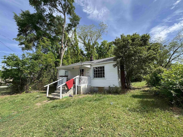 view of front of property featuring a front lawn