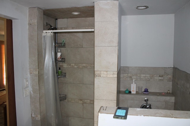 bathroom featuring tiled shower