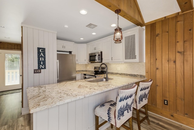 1000-2 Captains Cv, Salem, SC 29676 - kitchen featuring a sink, light wood finished floors, stainless steel appliances, a peninsula, and tasteful backsplash