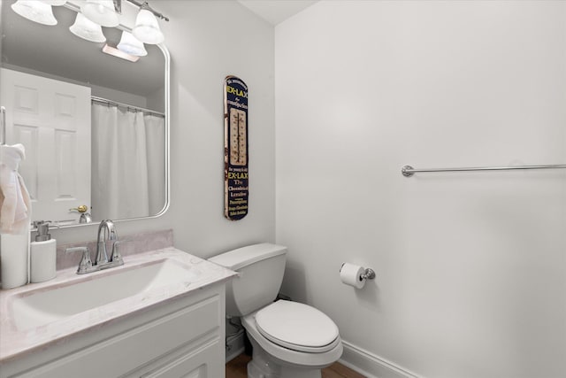full bathroom featuring vanity, baseboards, toilet, and a shower with shower curtain