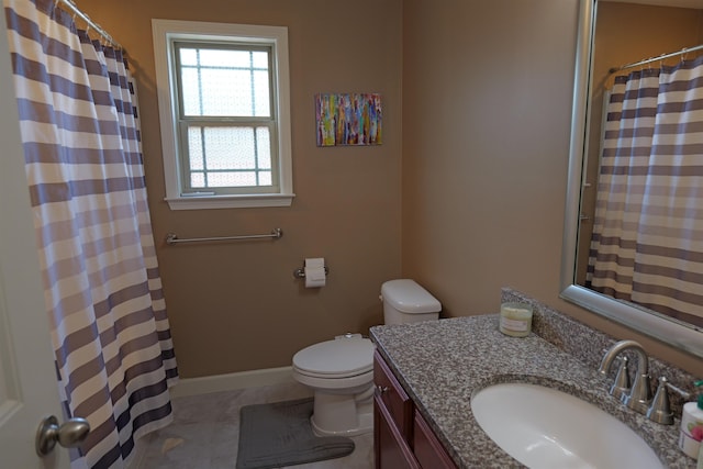 bathroom with vanity, baseboards, a shower with curtain, and toilet