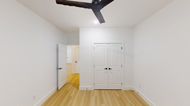 unfurnished bedroom with ceiling fan, recessed lighting, baseboards, light wood-type flooring, and a closet