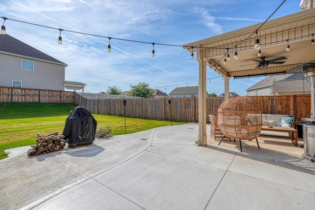 view of patio with a fenced backyard, an outdoor hangout area, and ceiling fan