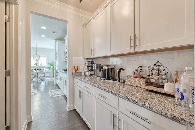 bar featuring visible vents, ornamental molding, dark wood-style flooring, recessed lighting, and tasteful backsplash