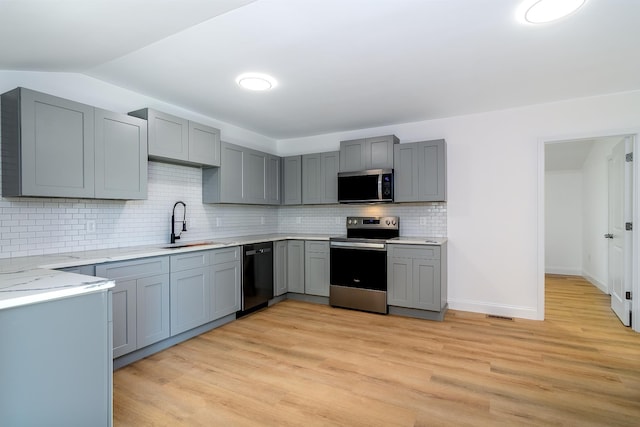 583 Berry, Boiling Springs, SC 29316 - kitchen featuring tasteful backsplash, a sink, light wood-style flooring, appliances with stainless steel finishes, and gray cabinetry