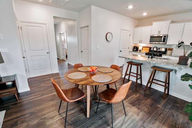 dining area featuring recessed lighting, visible vents, baseboards, and dark wood-style floors